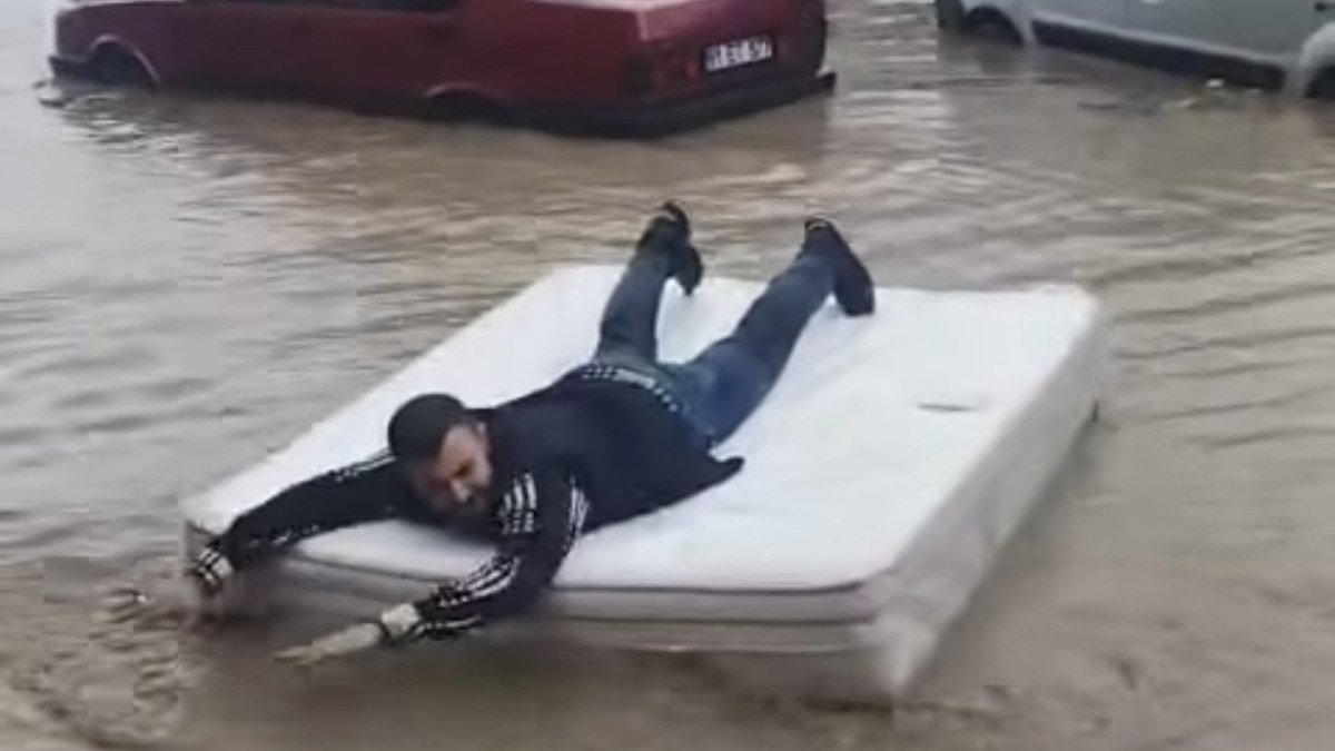 Trabzon’da sel sonrası göle dönen yolda yatakla gezdi