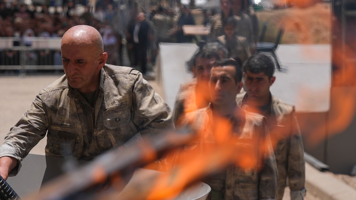 30 PKK’lı silahlarını yaktı: Ateş, sembol olarak kabul ediliyor