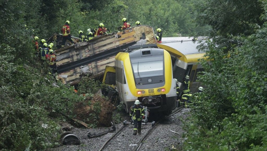 Almanya’da yolcu treni raydan çıktı: 4 ölü