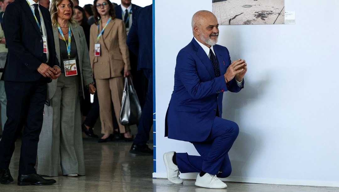 Arnavutluk Başbakanı Rama, Meloni’nin önünde yine diz çöktü