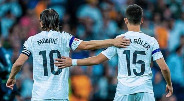 Böyle ayrılık görülmedi! Luka Modric’in Arda Güler’e veda ettiği anların görüntüsü ortaya çıktı, herkesi duygulandırdı… 10 numaralı formasını ona emanet etti