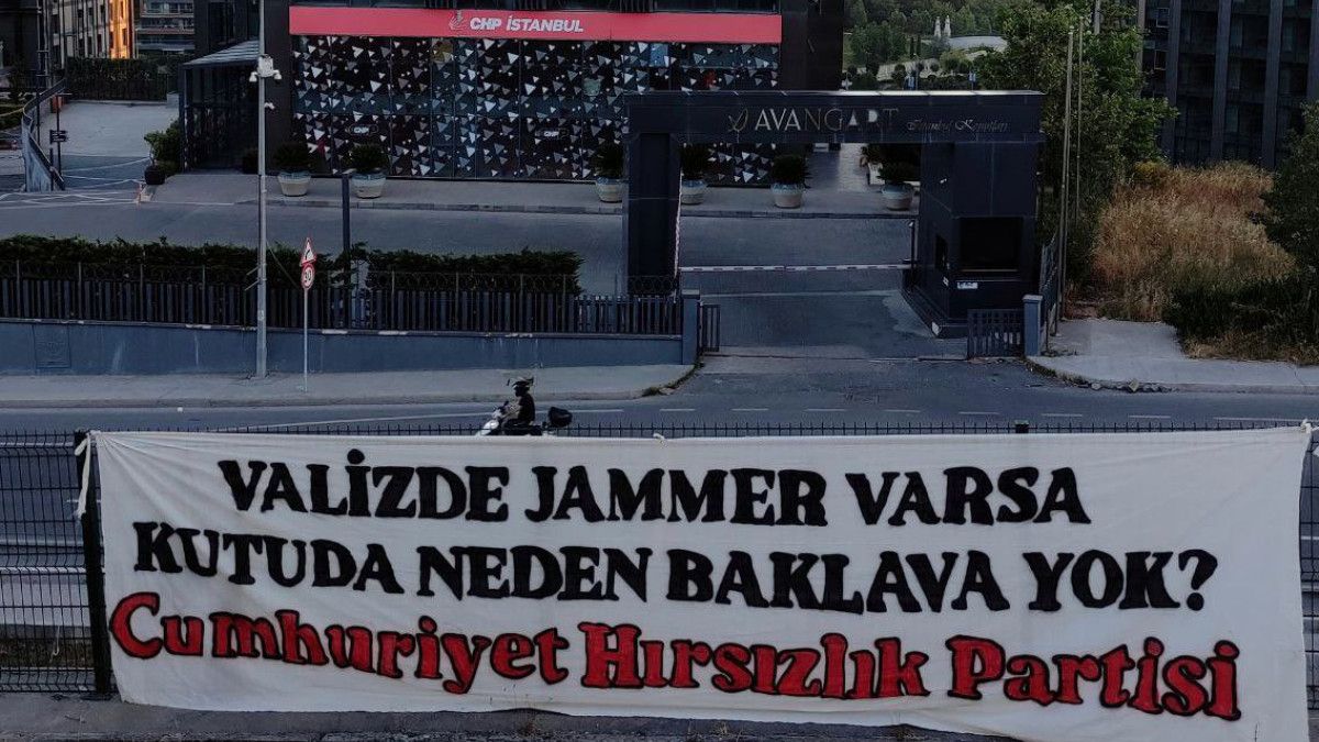 CHP İstanbul İl Başkanlığı’nın karşısına asılan pankart gündem oldu