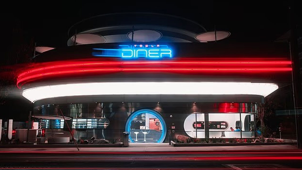 Elon Musk şimdi de lokanta açtı: Tesla Diner ile sıra dışı bir deneyim
