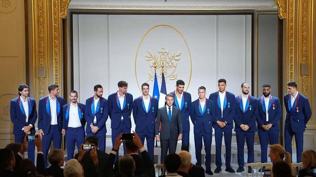 Fenerbahçe’nin olimpiyat şampiyonu Fransız voleybolcuları Macron tarafından ödüllendirildi!