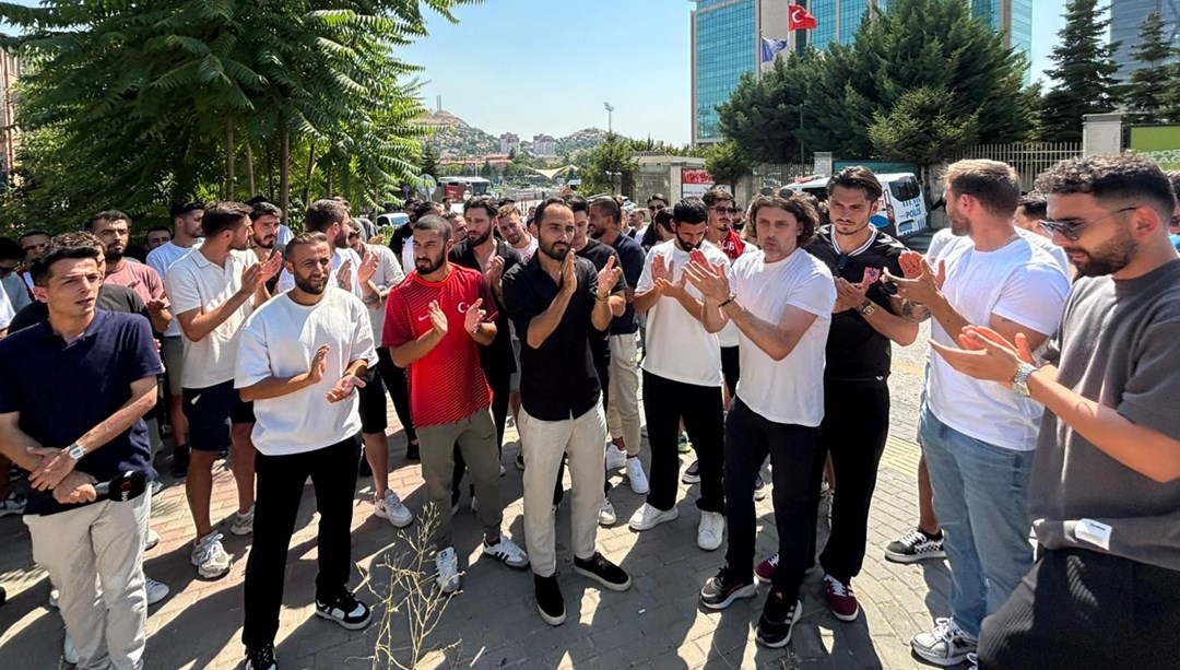 Futbolcular TFF’nin ardından bakanlıkta toplandı: “Alkışladığımız oyuncular 40 yaşında”
