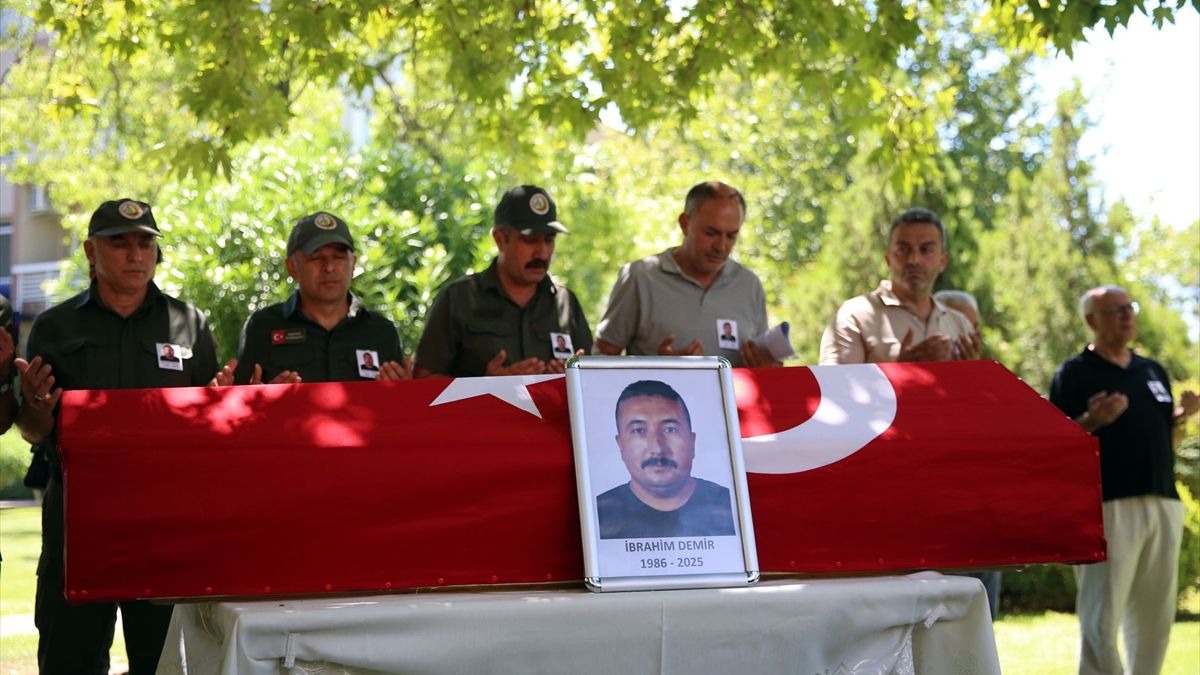 İzmir’deki yangına müdahale ederken şehit olan dozer operatörü için tören düzenlendi