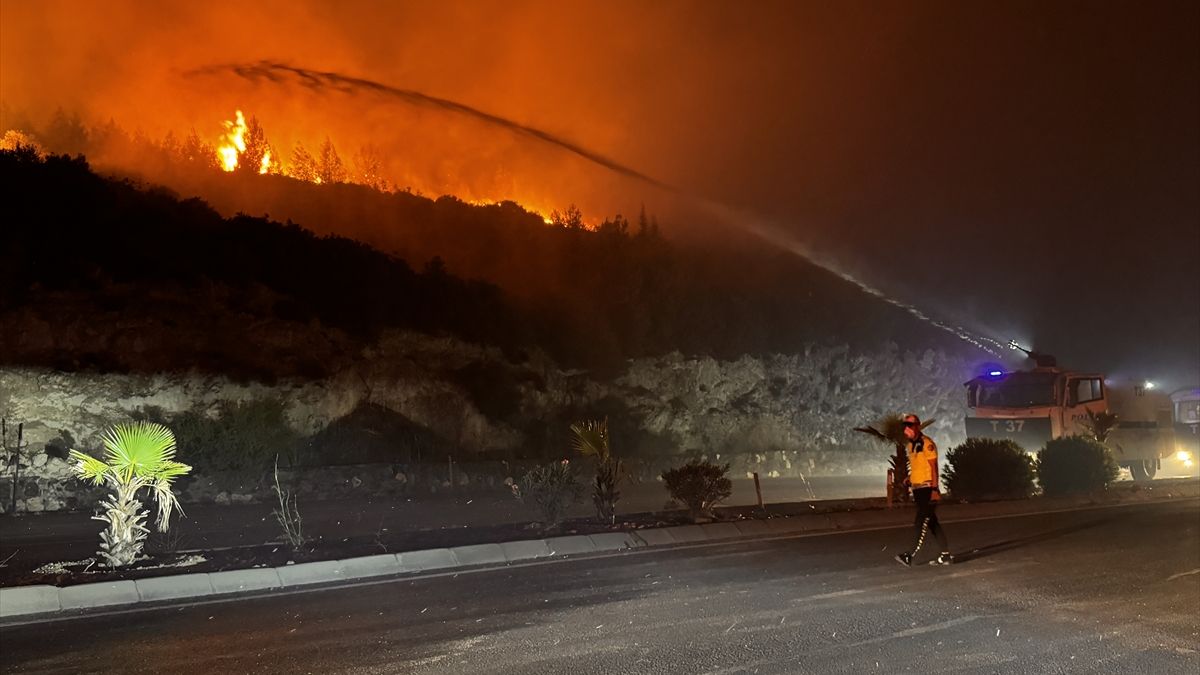 İzmir’deki yangınların NASA’dan görüntüsü