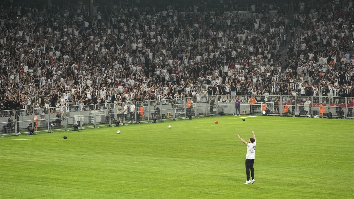 Orkun Kökçü taraftara üçlü çektirdi