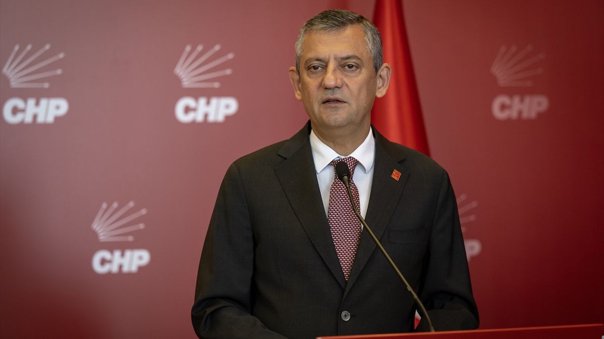 Özgür Özel, baklava kutusunda rüşvet görüntülerini yorumladı