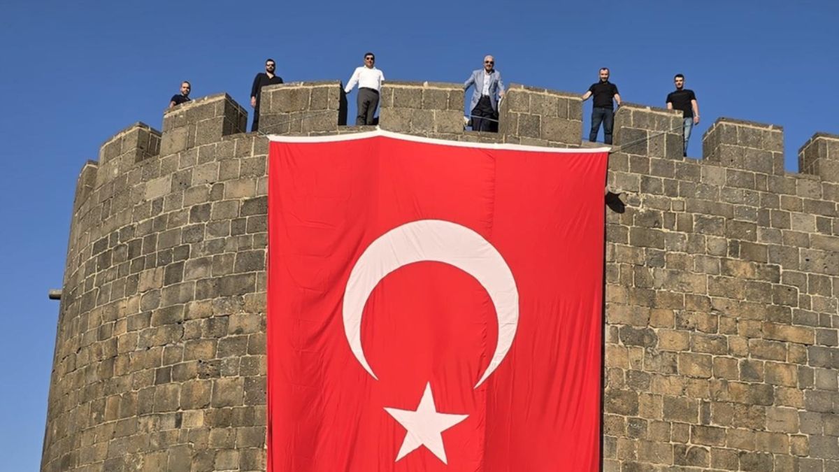 Tarihi Diyarbakır Surları’na ‘Terörsüz Türkiye’ye destek için Türk bayrağı asıldı