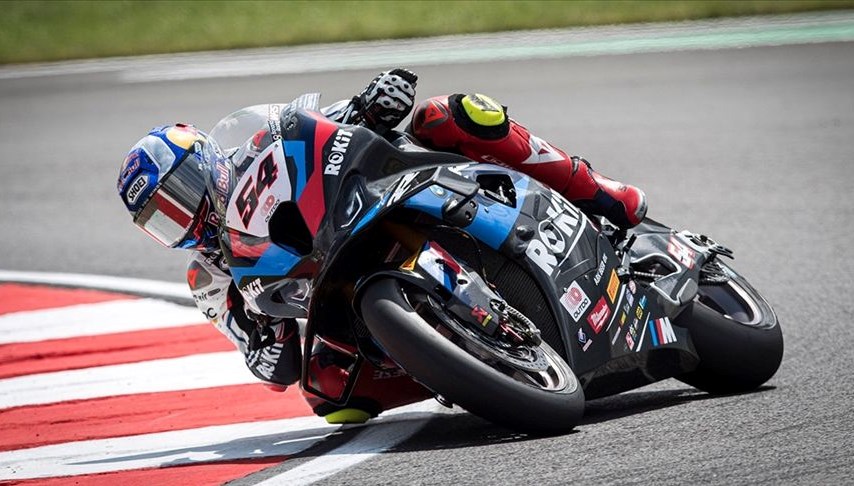 Toprak Razgatlıoğlu, Superbike Macaristan ayağının ilk yarışını kazandı