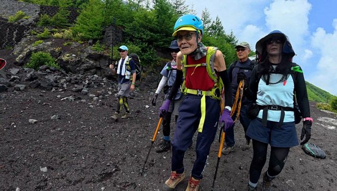 102 yaşındaki Japon dağcı Fuji Dağı’nda rekor kırdı