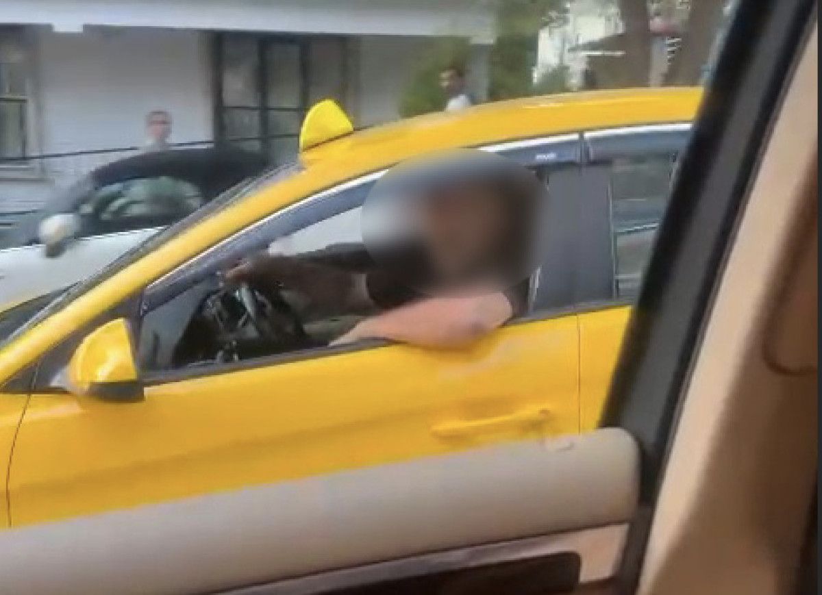 Ankara’da ‘yol verme’ kavgası kamerada: Aracı yumrukladı