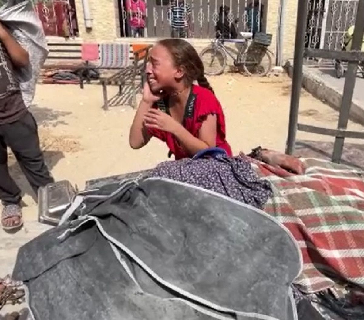 Annesini kaybeden Filistinli küçük kızın feryadı yürek burktu