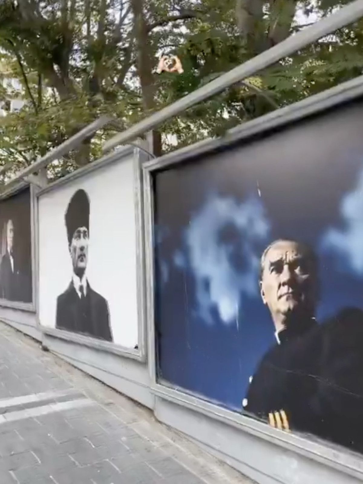Avcılar’daki billboardlara Atatürk’ün posterleri asıldı