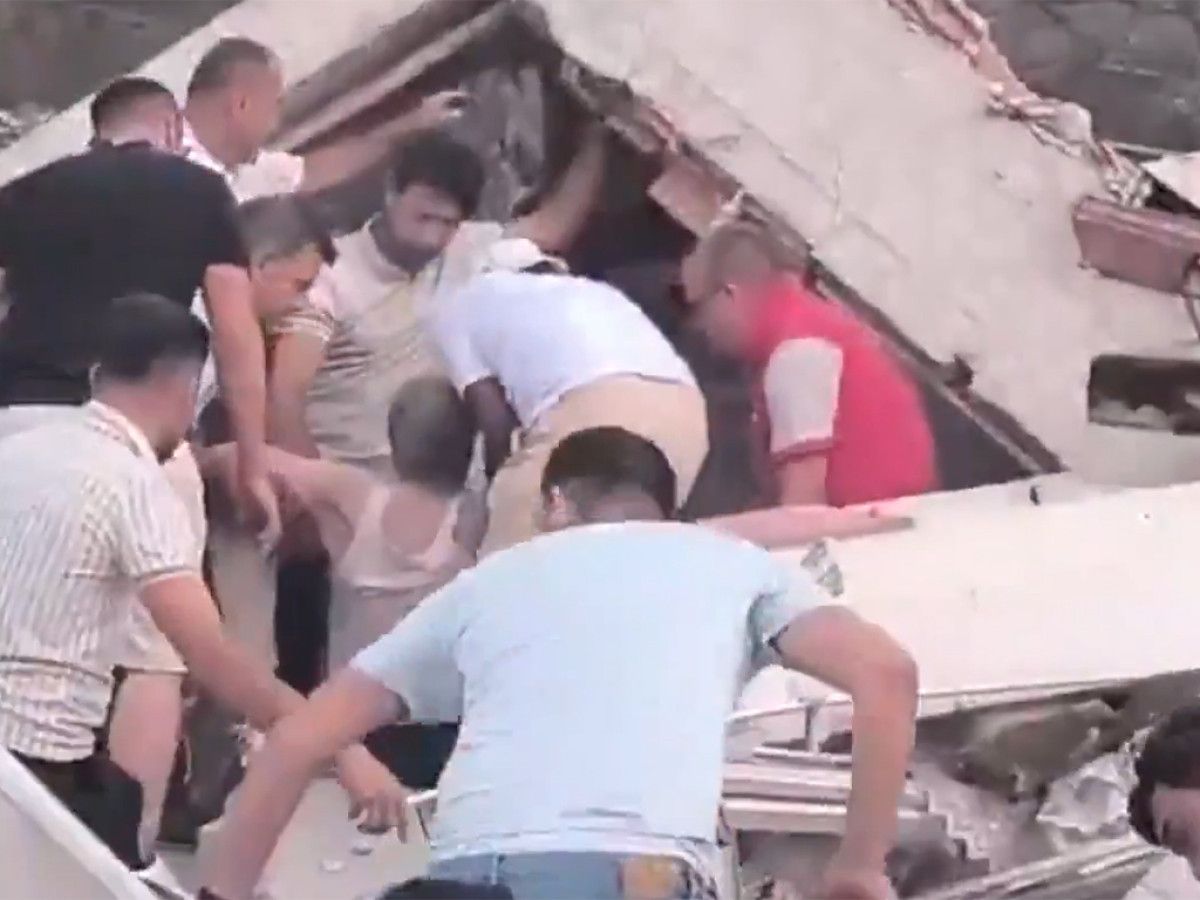 Balıkesir’deki depremde yıkılan binadan 5 kişi kurtarıldı