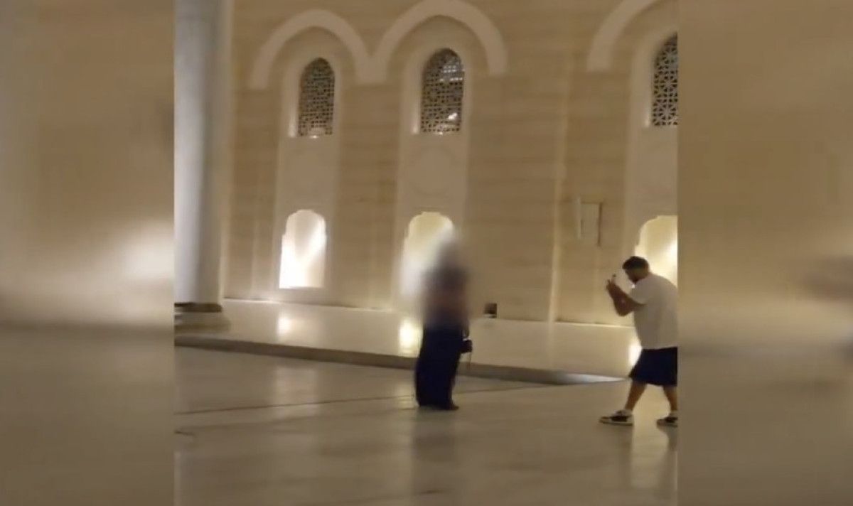 Büyük Çamlıca Camii’nin avlusunda öpüşme anları tepki çekti