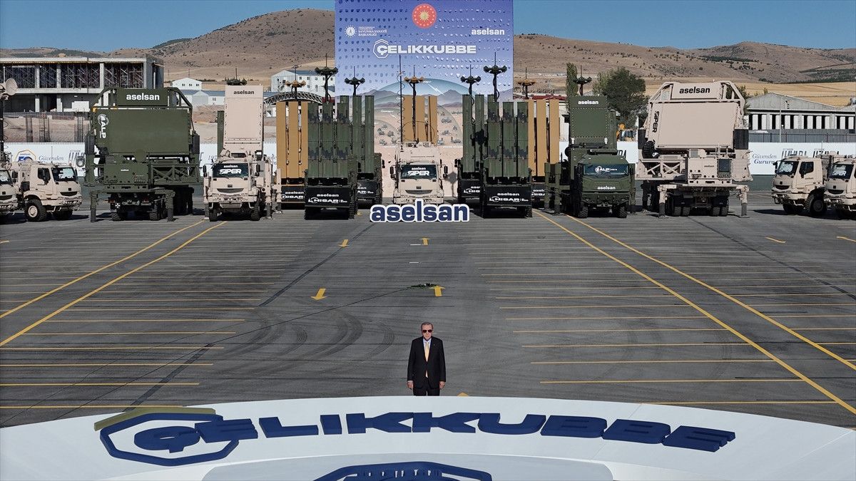 Cumhurbaşkanı Erdoğan’ın Çelik Kubbe için teslim edilen savunma sistemleri ile pozu