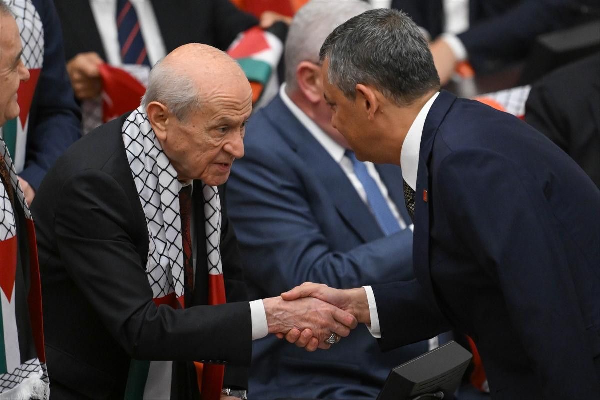 Devlet Bahçeli, Özgür Özel ile tokalaştı