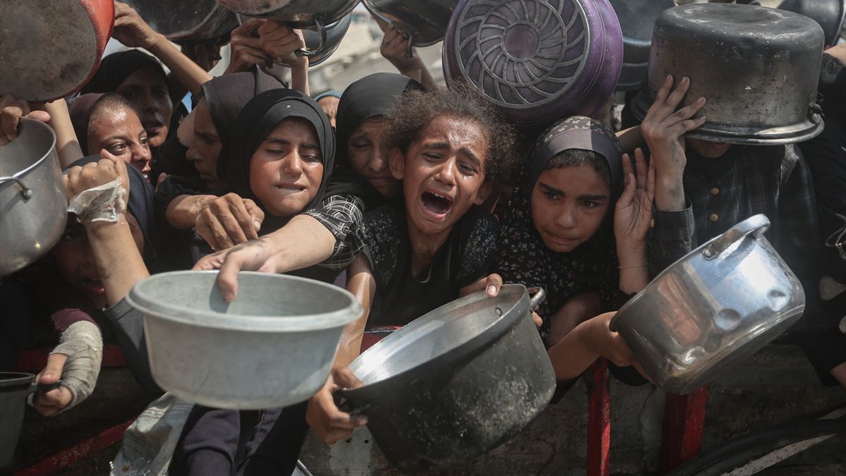 Gazze’de açlıkla mücadele eden Filistinlilere yemek dağıtıldı