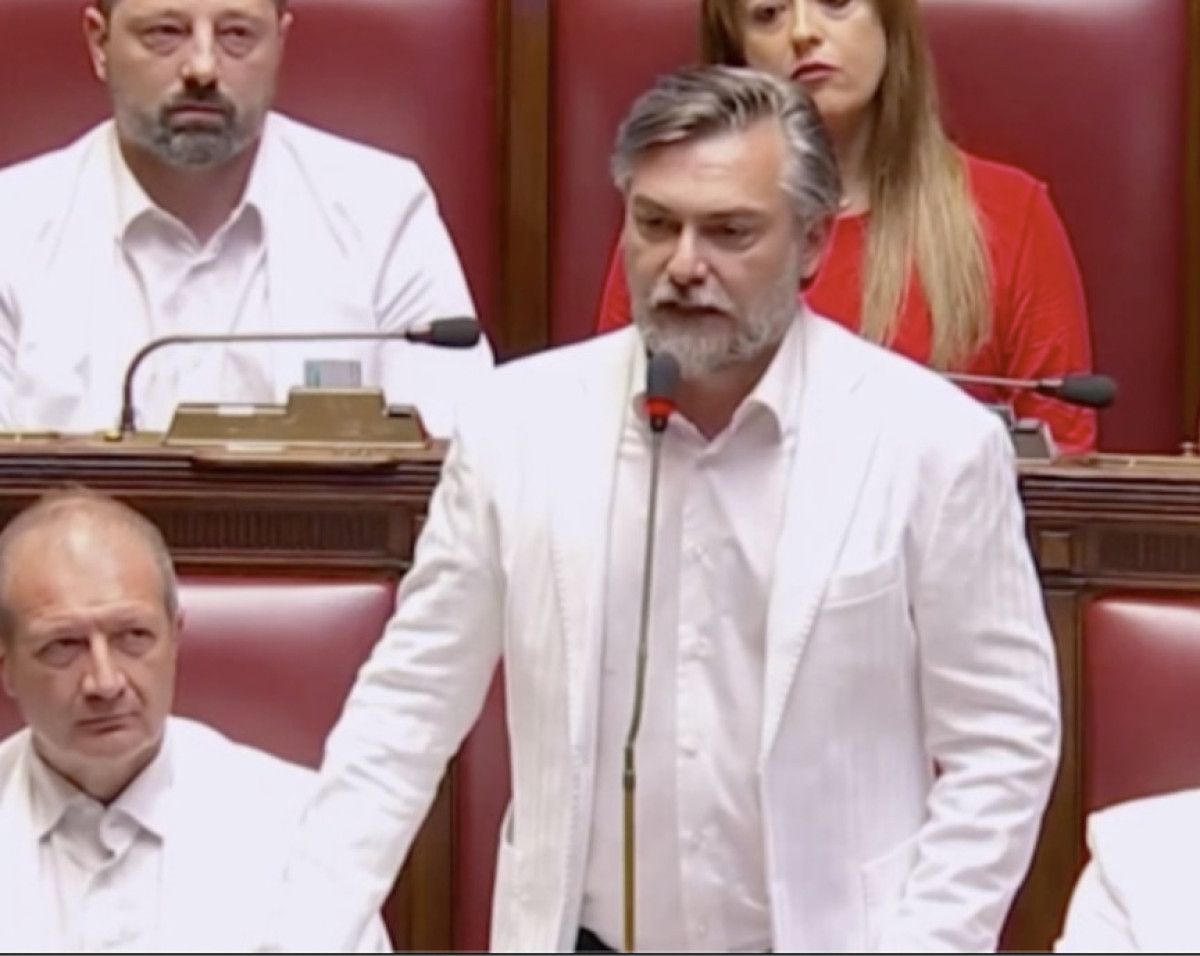 İtalya Parlamentosu’ndan İsrail’e tepki: Filistin bayrağının renklerini taşıyan kıyafetler giydiler