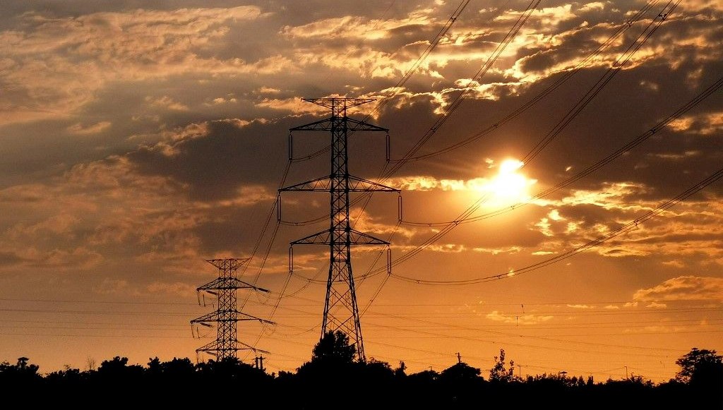 Tahran’da 100’den fazla kamu kurumunun elektriği kesildi
