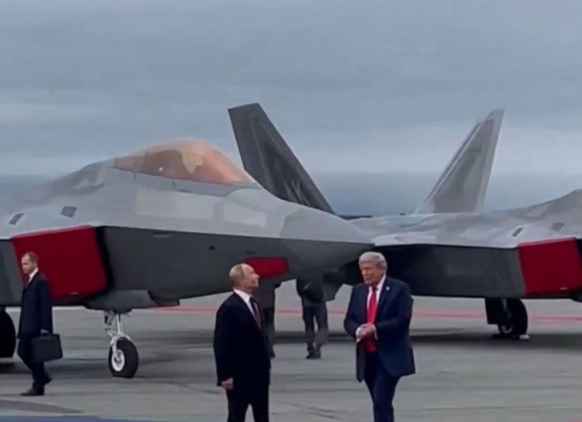 Vladimir Putin’in üzerinden bombardıman uçağının geçtiği anlar kamerada