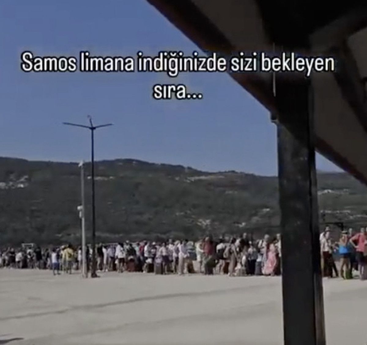 Yunan adalarına tatile gitmek isteyenler uzun kuyruklar oluşturdu