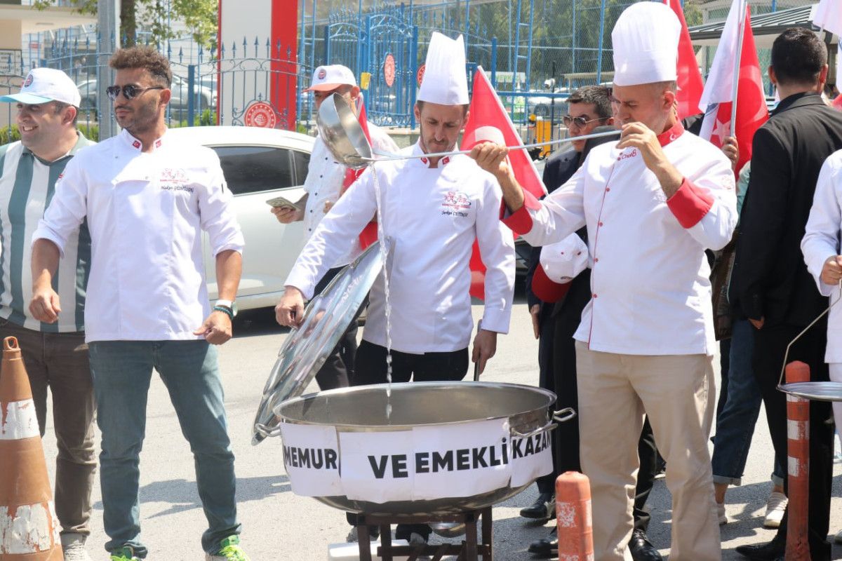 Zam teklifini beğenmeyen memurların eylemi sürüyor