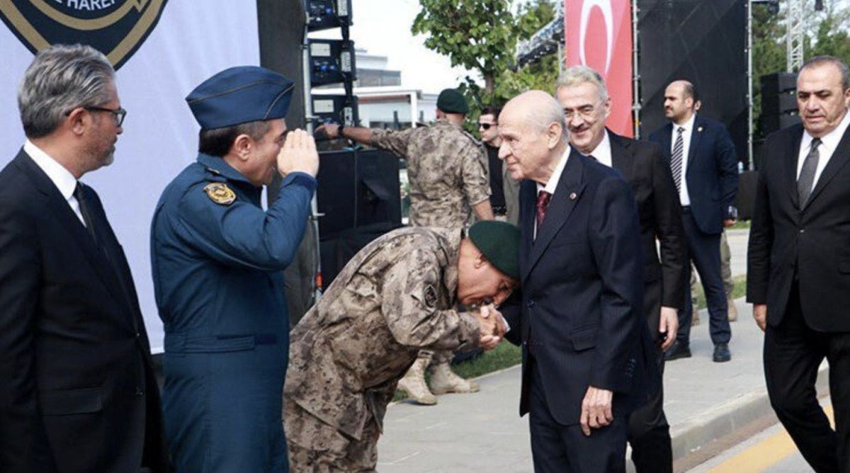 Bahçeli’nin elini öpmüştü: Özel Harekat Daire Başkanı Süleyman Karadeniz, Muğla’ya atandı