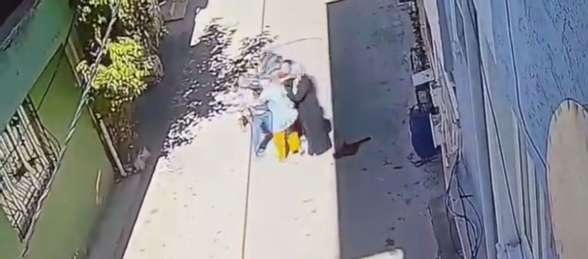 Bursa’da 3 kadın kucağında çocuğu olan anneyi tekme tokat darbetti