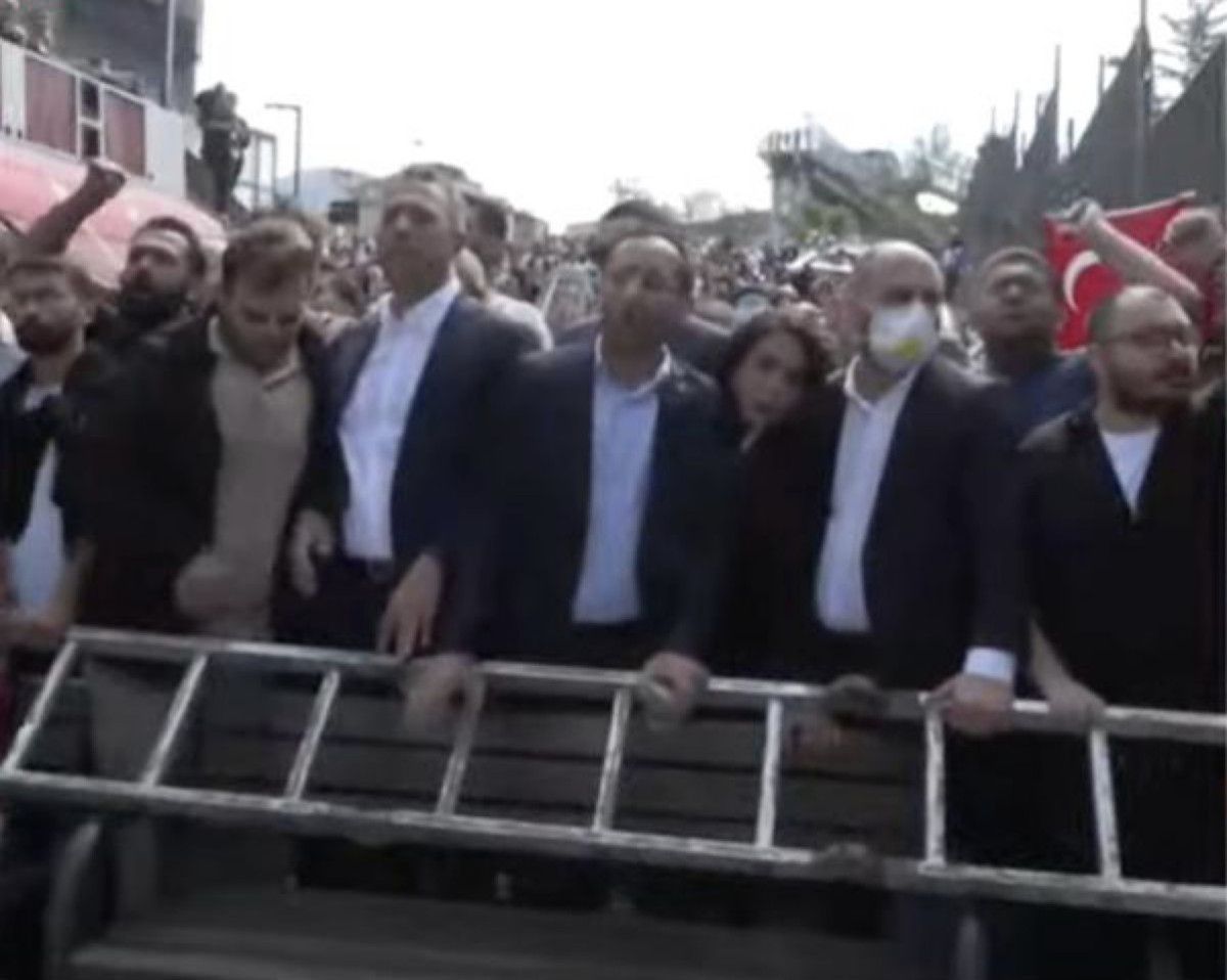 CHP’liler İstanbul il başkanlığı önünde kayyuma karşı barikat kurdu