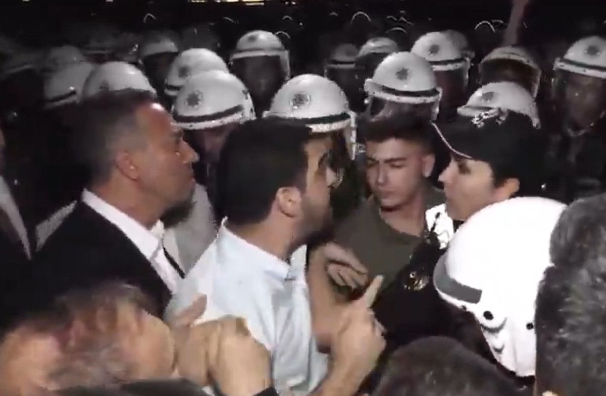 CHP’liler polislerin üzerine yürüdü