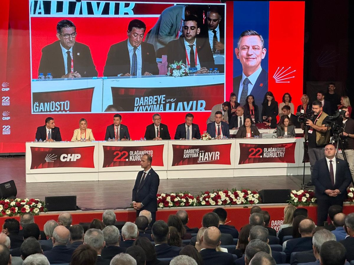 CHP’nin kurultay salonunda zincir ve kelepçeler