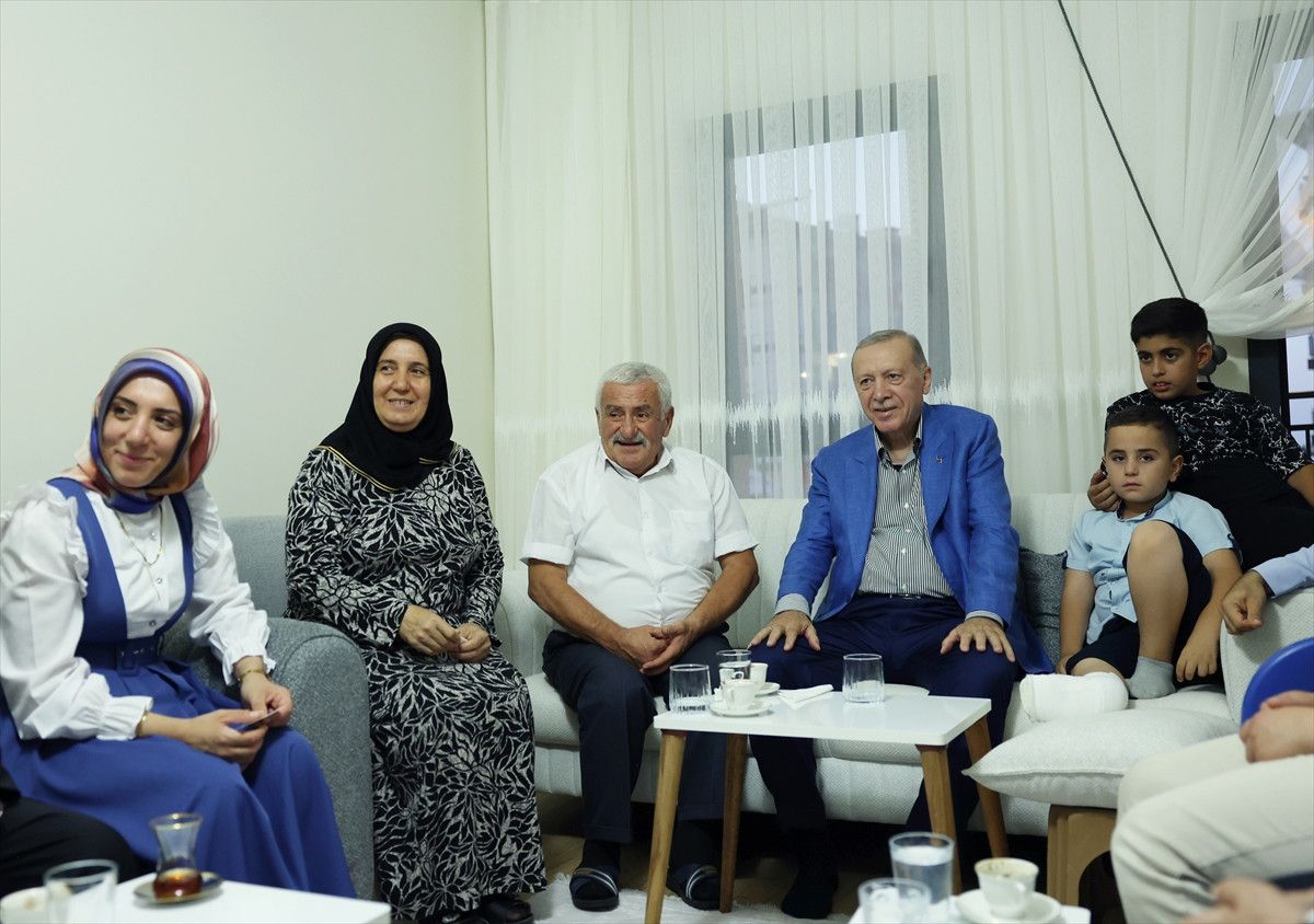 Cumhurbaşkanı Erdoğan’dan Malatya’da depremzede aileye ziyaret