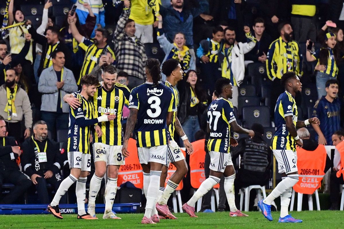 Fenerbahçe, Antalyaspor’u iki golle geçti