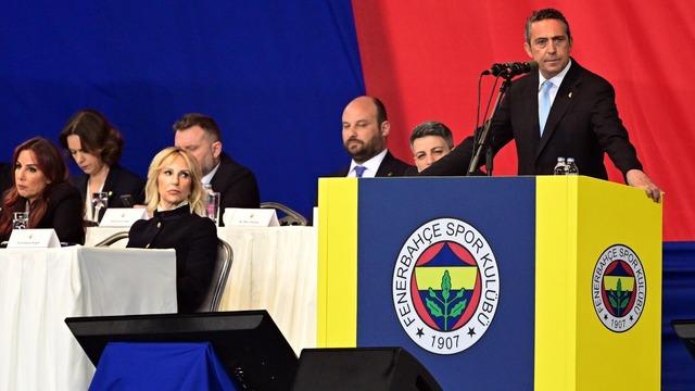 Fenerbahçe’de ‘ACİL’ koduyla toplantı planlandı! Bugün öğle saatlerinde gerçekleşecek toplantıdan yeni teknik direktör ismi çıkması bekleniyor…