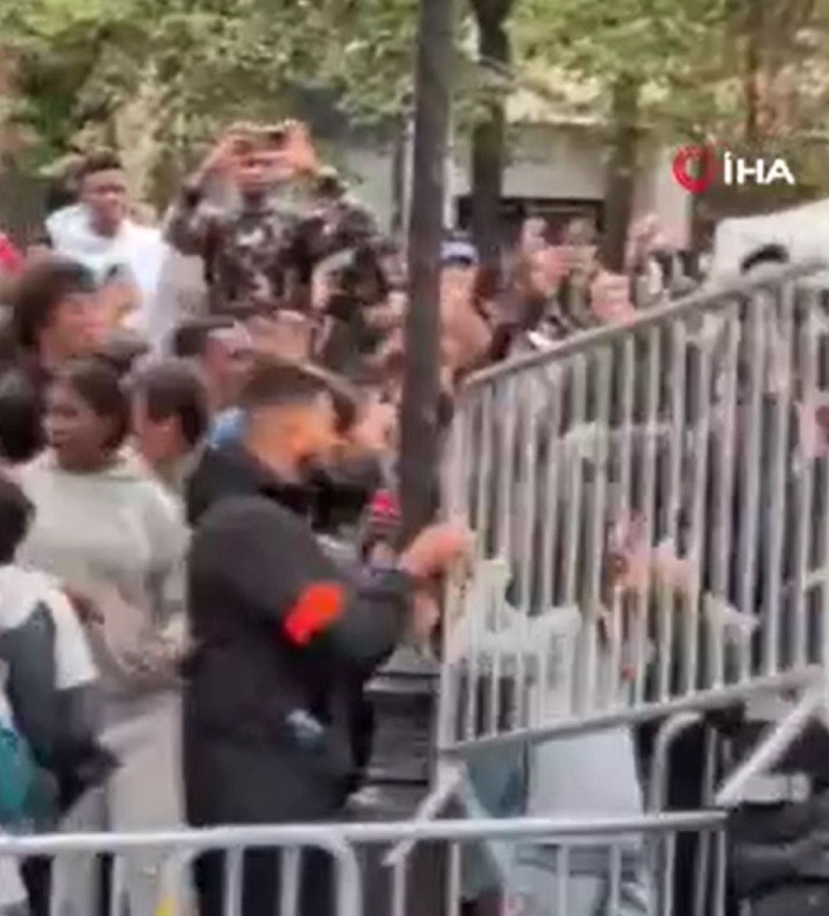 Fransa’da bedava tavuk ve pilav izdihamı