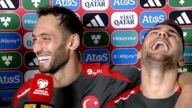 Hakan Çalhanoğlu’ndan canlı yayında ‘kavga’ iddialarına esprili cevap! “Yunus yanımda, gözü morarmadı”
