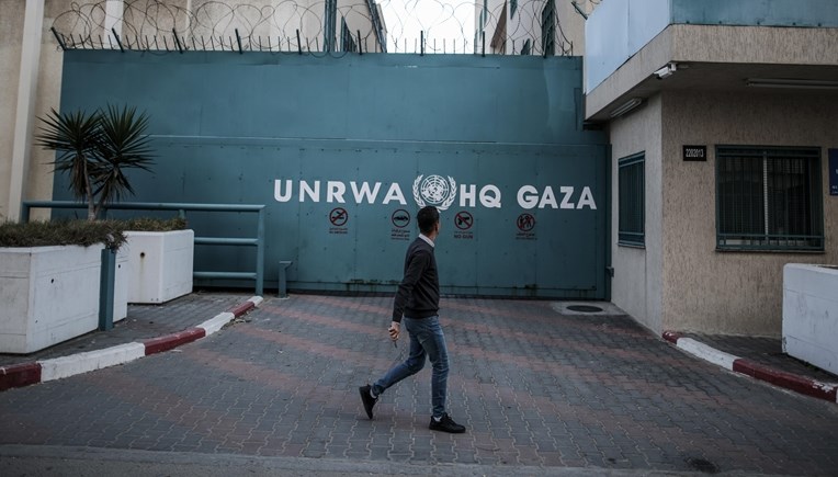 İsrail, Gazze’de UNRWA’ya ait üç okulu bombaladı