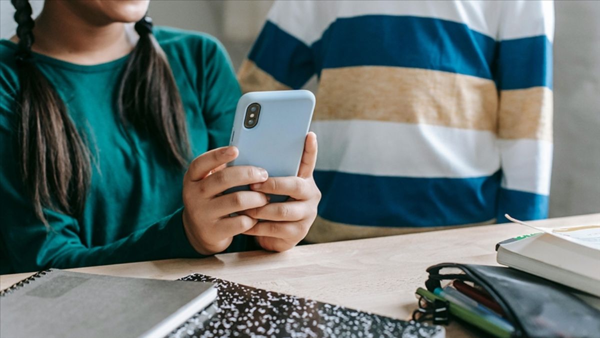 İsveç okullarda akıllı telefonları yasaklıyor
