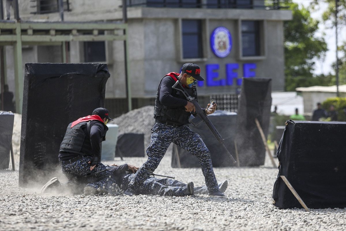 Venezuela’da gençler ve yaşlılar, ABD tehdidine karşı askeri eğitimde