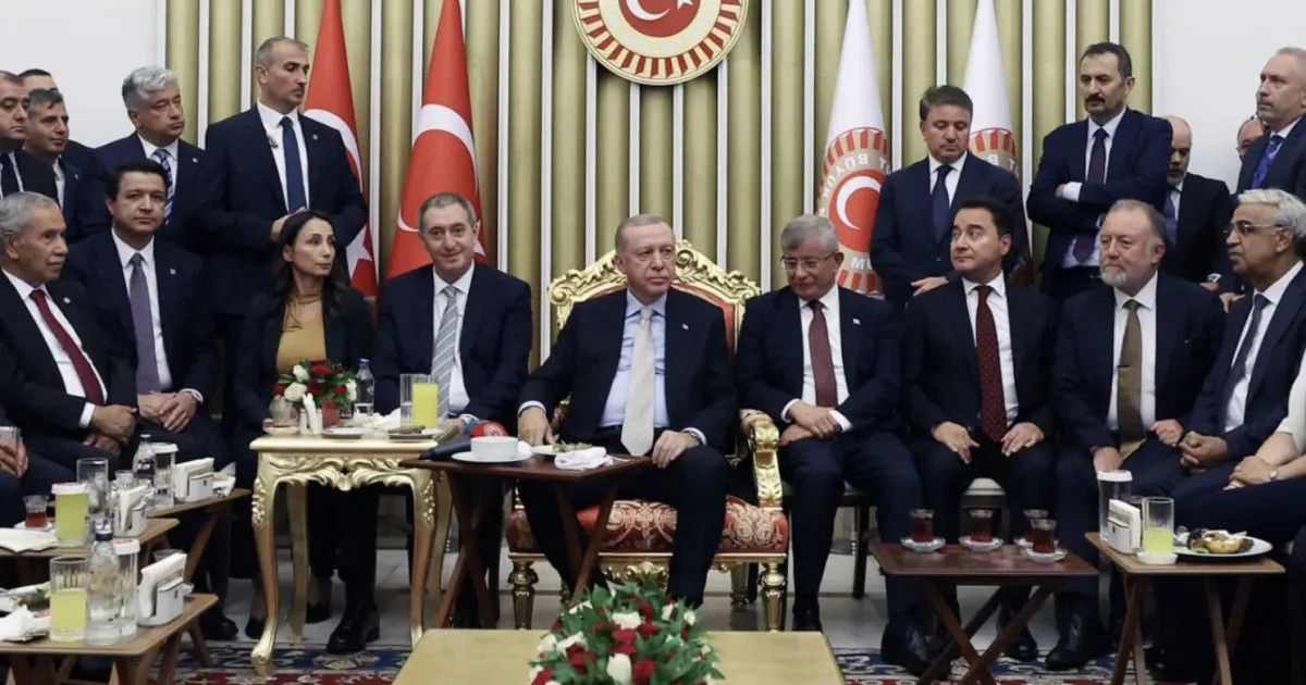 Ahmet Davutoğlu’ndan ‘fotoğraf’ eleştirilerine yanıt: Saygı göstermek boynumuzun borcudur