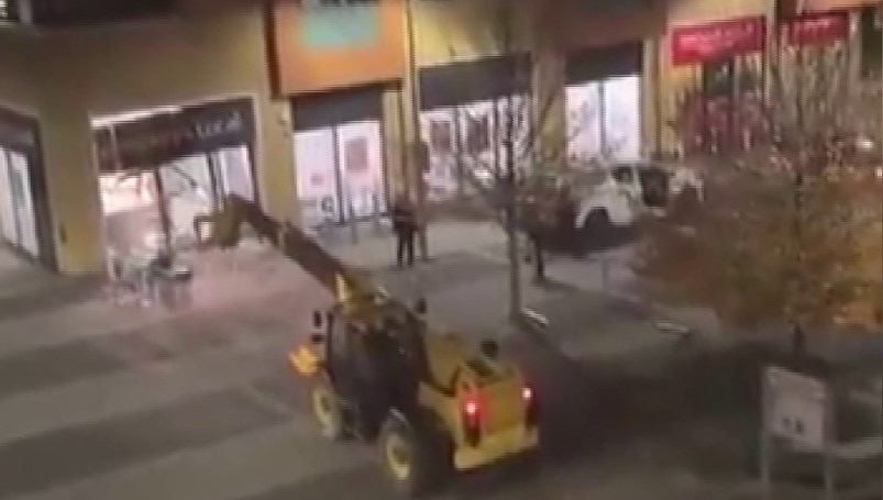 Akılalmaz soygun: İş makinesi ile ATM çaldılar