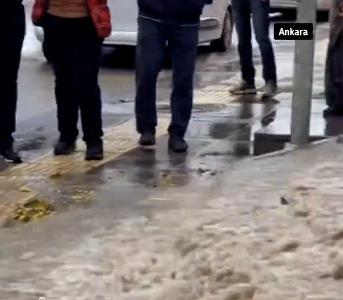 Ankara’da sağanak yağış hayatı felç etti: Sokaklar göle döndü