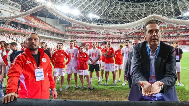 Antalyaspor teknik direktörü Emre Belözoğlu’ndan istifa kararı! Başkan bile durduramadı…