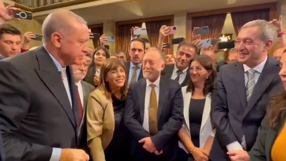 Cumhurbaşkanı Erdoğan, DEM Parti heyetinin masasını ziyaret etti