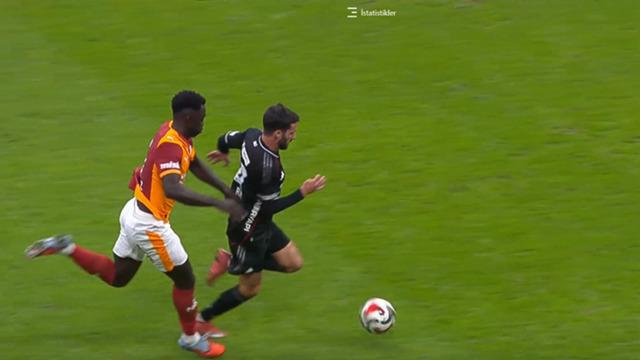 Derbide tansiyon yükseldi! Galatasaray 10 kişi kaldı, ortalık karıştı… Sanchez’e kırmızı kart