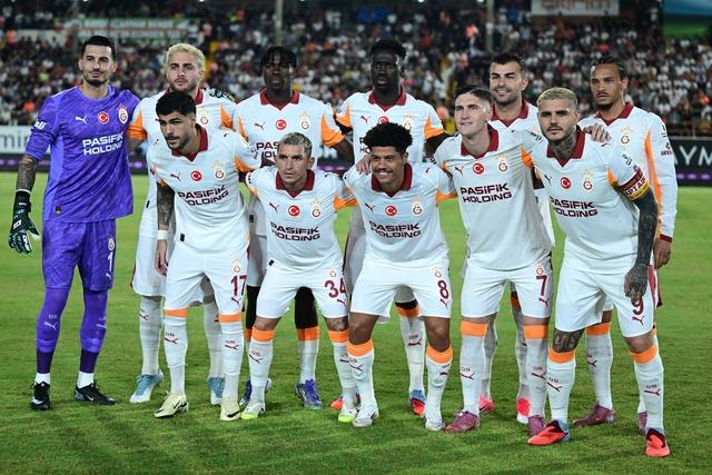 Eski kulübünün etkinliğinde Galatasaray’a küfrettiler! Yıldız isim taraftarlarla birbirine girdi
