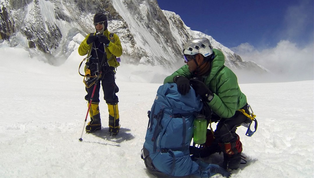 Everest’in en tehlikeli rotasında bir ilk: Tarihe geçen kayak!